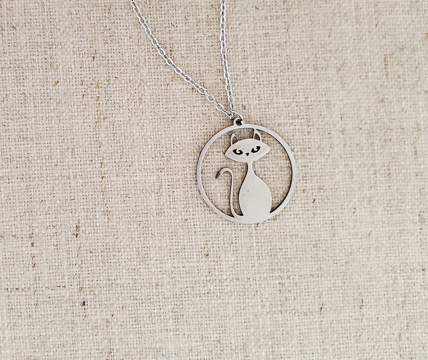 Mod Cat Circle Necklace